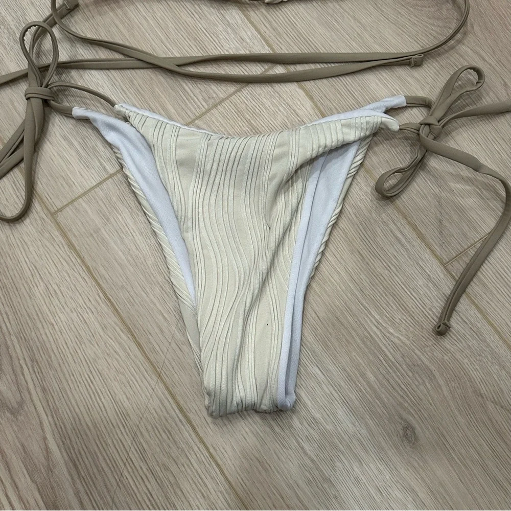 EUC Textured Bikini Set - Picture 3 of 6